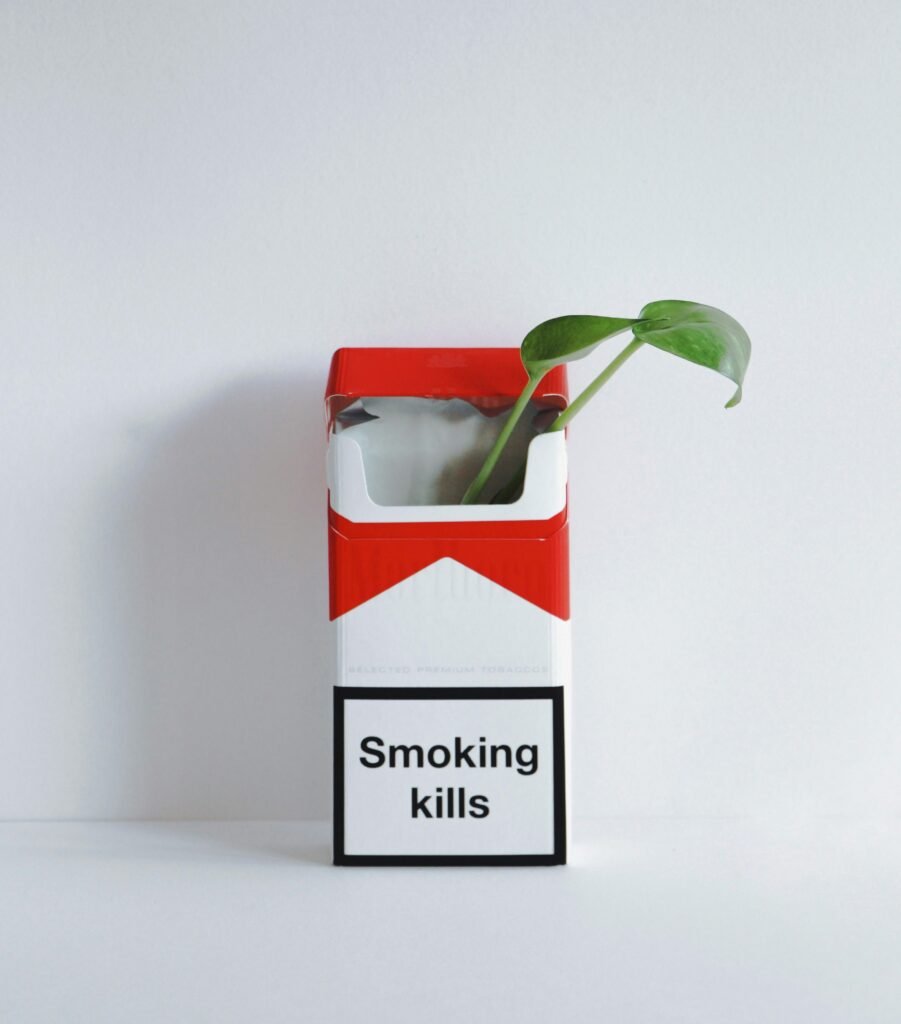photo d'un paquet de cigarette avec des feuilles dedans